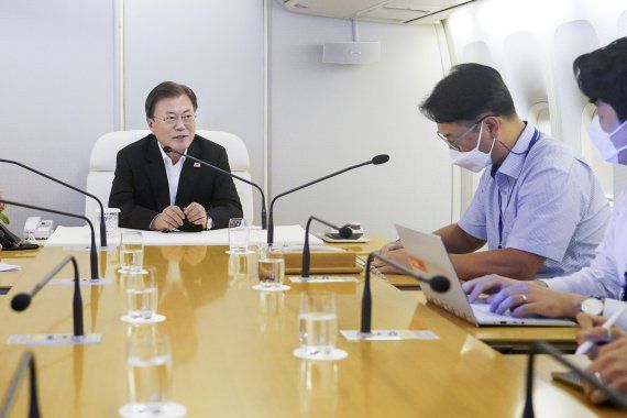 [호놀룰루=뉴시스] 김진아 기자 = 제76차 유엔총회와 하와이 순방 일정을 마친 문재인 대통령이 23일 공군 1호기 회의실에 순방에 동행한 기자들과 간담회를 하고 있다. 2021.09.24. bluesoda@newsis.com <저작권자ⓒ 공감언론 뉴시스통신사. 무단전재-재배포 금지.> /사진=뉴시스화상
