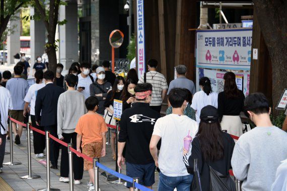 코로나19 신규 확진자가 2771명으로 역대 두 번째 규모를 기록한 26일 서울 송파구 보건소 선별진료소에서 시민들이 검사를 받기 위해 대기하고 있다. 사진=서동일 기자