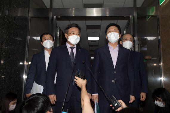 윤호중 더불어민주당 원내대표와 김기현 국민의힘 원내대표가 27일 저녁 서울 여의도 국회에서 박병석 국회의장 주재로 열린 여야원내대표회동을 마치고 취재진의 질문에 답하고 있다. 여야는 언론중재법 처리를 위해 이날 열기로 했던 본회의를 28일로 연기하고, 다시 한번 원내대표회동을 통해 논의를 이어가기로 했다고 밝혔다. 사진=뉴스1화상