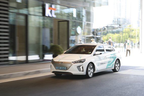 KT는 업무용 전기차 1000대의 외부 랩핑 디자인을 전면 변경한다. 새로 적용되는 KT 업무용 전기차량의 모습. KT 제공