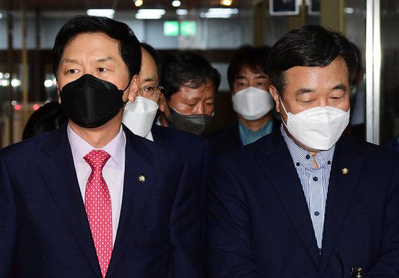 윤호중 더불어민주당 원내대표(오른쪽)와 김기현 국민의힘 원내대표./뉴스1