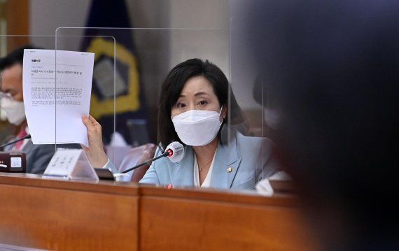 전주혜 국민의힘 의원이 1일 서울 서초구 대법원에서 열린 국회 법제사법위원회 대법원(법원행정처), 사법연수원 등에 대한 국정감사에서 질의를 하고 있다.사진=뉴시스화상