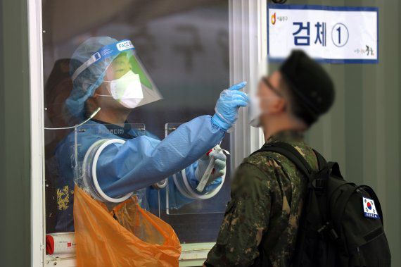 [서울=뉴시스] 지난 4월8일 서울 중구 서울역 광장 코로나19 중구 임시선별검사소에서 한 군 장병이 검사를 받고 있다. (사진=뉴시스 DB). photo@newsis.com /사진=뉴시스