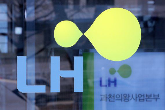 지난 3월 압수수색이 진행 중이던 경기도 과천시 소재 LH 과천의왕사업본부 입구. 뉴스1 제공