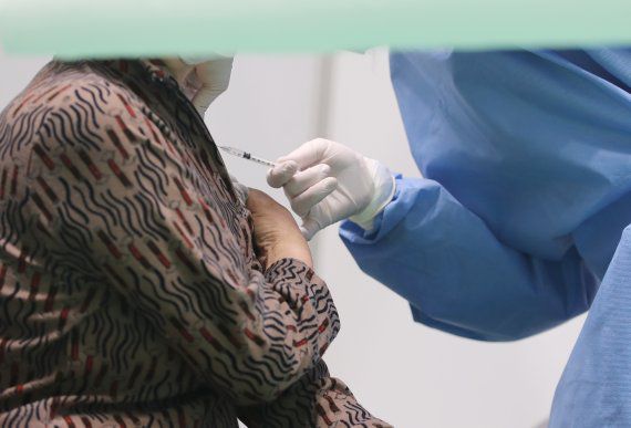 제주시 지역 예방접종센터인 한라체육관에서 한 시민이 백신을 접종받고 있다(사진은 기사 내용과 무관함)© News1 오현지 기자 /사진=뉴스1