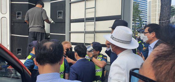 더불어민주당 대선 경선 후보 이재명, 이낙연 지지자들이 몸싸움을 하고 있는 모습.© 뉴스1 /사진=뉴스1