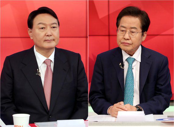 [서울=뉴시스] 국회사진기자단 = 윤석열(왼쪽)·홍준표(오른쪽) 국민의힘 대선 경선 예비후보가 1일 서울 중구 매경미디어센터에서 열린 대선 경선 5차 방송토론회 준비를 하고 있다. 2021.10.01. photo@newsis.com /사진=뉴시스