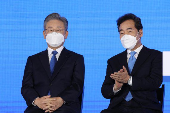 더불어민주당 제20대 대통령선거 후보에 선출된 이재명 경기지사가 10일 오후 서울 송파구 올림픽공원 SK올림픽핸드볼경기장에서 열린 서울 지역 경선 및 3차 국민선거인단 투표에서 최종 후보 선출 발표를 들을 후 이낙연 전 대표에게 축하를 받고 있다. 이 후보는 서울 지역 경선에서 51.45%를 얻어 누적 득표율 50.29%를 기록, 결선 투표 없이 더불어민주당 20대 대통령 선거 후보에 선출됐다. 사진=뉴스1화상