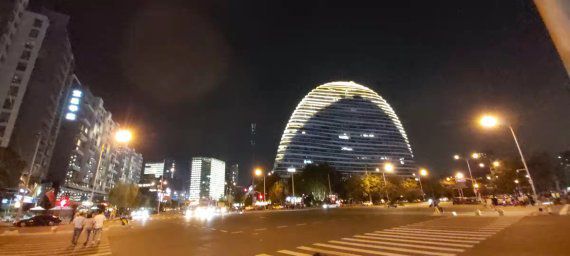 중국 전력 대란 우려가 증가하는 가운데 지난 10일 베이징 차오양구 왕징지역의 소호와 주변 건물 조명이 환하게 켜져 있다. 사진=정지우 특파원