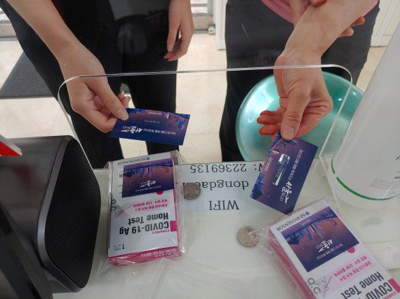 동대문 고정식 관광안내소에서 방문객이 스크래치 복권 이벤트에 참여하고 있다. /사진=서울관광재단