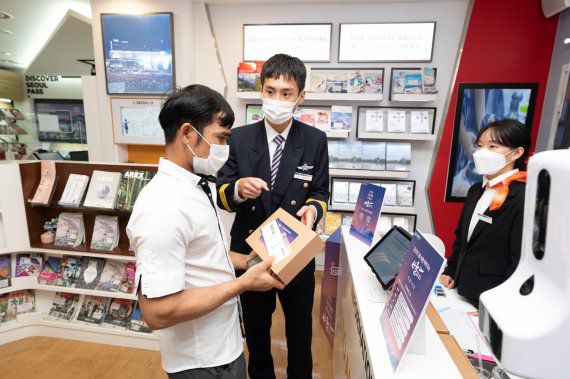 명동 관광정보센터에서 외국인 방문객이 캠페인에 참여하고 있다. /사진=서울관광재단