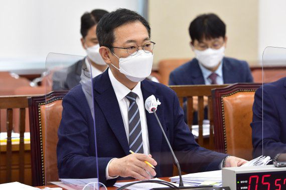 12일 국회에서 열린 행정안전위원회의 인천광역시·충청남도에 대한 국정감사에서 박남춘 인천시장이 의원 질의를 받고 있다. 사진=박범준 기자