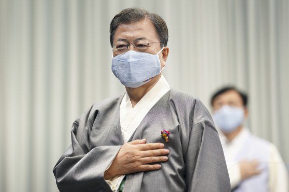 (서울=뉴스1) 이광호 기자 = 문재인 대통령이 2021가을 한복문화주간을 맞아 12일 오전 청와대 여민관 영상회의실에서 열린 국무회의에 한복을 입고 참석해 국민의례를 하고 있다. 2021.10.12/뉴스1 /사진=뉴스1화상