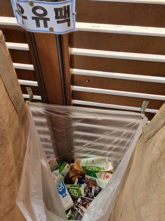 지난 11일 경기도 고양시의 한 아파트 분리수거장에 우유팩 등 살균팩(일반팩)과 멸균팩(안쪽에 알루미늄 처리가 된 종이팩·작은 사진)이 함께 수거돼 있다. 멸균팩은 재활용이 어렵지만 많은 소비자가 이를 알지 못한다. 사진=김해솔 기자