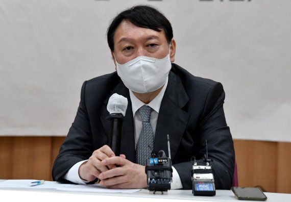 [광주=뉴시스] 변재훈 기자 = 국민의힘 대선 주자 윤석열 전 검찰총장이 11일 광주 서구 김대중컨벤션센터 회의실에서 열린 지역 기자 간담회에 참석, 취재진 질문에 답하고 있다. 2021.10.11. wisdom21@newsis.com /사진=뉴시스