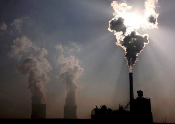 FILE PHOTO: A coal-burning power plant can be seen in the city of Baotou, in China's Inner Mongolia Autonomous Region, October 31, 2010. REUTERS/David Gray/File Photo /REUTERS/뉴스1 /사진=뉴스1 외신화상