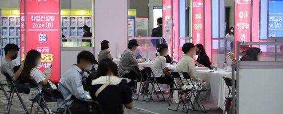 [고양=뉴시스] 조수정 기자 = 청년일자리박람회. 2021.10.07. chocrystal@newsis.com /사진=뉴시스
