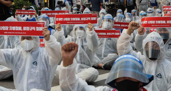 (서울=뉴스1) 성동훈 기자 = 30일 서울 중구 민주노총 앞에서 열린 '총파업 민주노총 결의대회'에서 참가자들이 구호를 외치고 있다. 2021.9.30/뉴스1 /사진=뉴스1