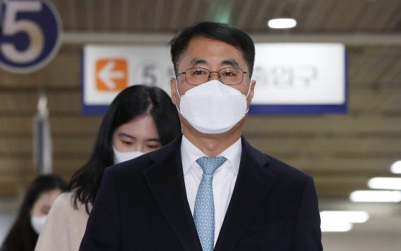 유해용 변호사(전 대법원 수석재판연구관)이 지난 2월 서울 서초동 서울고등법원에서 열린 항소심 선고공판에 출석했다./사진=뉴스1