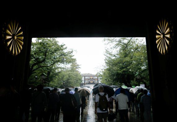 일본 도쿄 지요다구에 있는 야스쿠니 신사에 일본의 태평양 전쟁 패전일인 지난 8월 15일 참배객들이 경내에 가득차 있다. 로이터 뉴스1