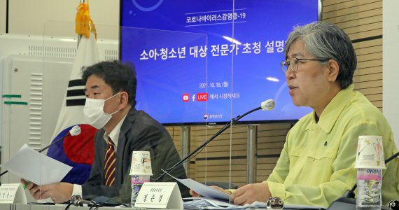 정은경 질병관리청장이 18일 충북 청주시 오송읍 질병청 브리핑실에서 소아·청소년 코로나19 예방접종 관련 전문가 초청 설명회를 하고 있다. 왼쪽부터 최영준 고려대 안암병원 소아청소년과 교수, 정은경 청장. 2021.10.18/뉴스1 © News1 장수영 기자 /사진=뉴스1