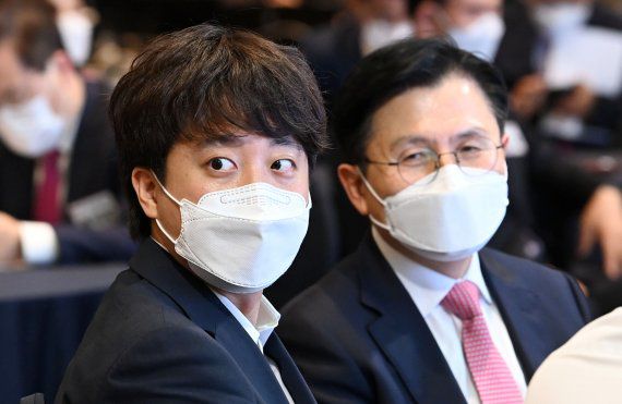 이준석 국민의힘 대표(왼쪽)와 황교안 전 미래통합당 대표. 2021.6.30/뉴스1 © News1 국회사진취재단 /사진=뉴스1