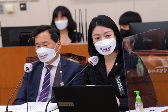 (서울=뉴스1) 구윤성 기자 = 배현진 국민의힘 의원이 19일 오전 서울 여의도 국회에서 열린 문화체육관광위원회의 한국예술종합학교, 한국언론진흥재단 등에 대한 국정감사에서 의사진행 발언을 하고 있다. 2021.10.19/뉴스1 /사진=뉴스1화상