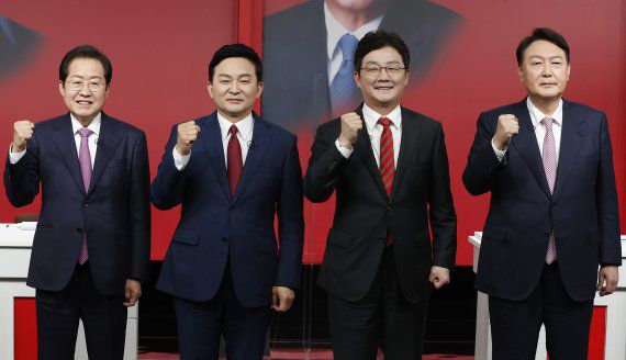 20일 오후 대구 수성구 대구MBC에서 열린 국민의힘 대선 경선 후보자 대구·경북 합동토론회에 참석한 후보들이 본격 토론에 앞서 포즈를 취하고 있다. 왼쪽부터 홍준표, 원희룡, 유승민, 윤석열 후보. 사진=뉴스1