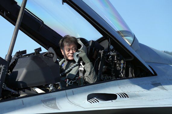 문재인 대통령이 지난 20일 경기도 성남시 서울공항에서 열린 2021 서울 국제 항공우주 및 방위산업 전시회(ADEX) 개막 기념행사에 국산 경공격기 FA-50을 타고 도착하고 있다. 뉴스1 제공