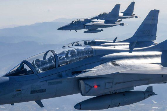 문재인 대통령이 지난 20일 경기 성남시 서울공항에서 열린 2021 서울 국제 항공우주 및 방위산업 전시회 기념식에 FA-50 경공격기를 타고 영공을 비행해 참석하고 있다. 국방부 제공