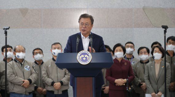 [고흥=뉴시스] 전진환 기자 = 문재인 대통령이 21일 오후 한국형 발사체 '누리호(KSLV-2)'의 발사 참관을 마치고 전남 고흥 나로우주센터 발사통제동에서 대국민 메시지를 발표하고 있다. 2021.10.21. amin2@newsis.com /사진=뉴시스