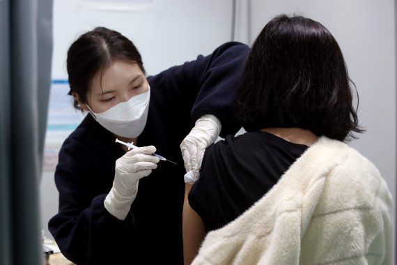 국내 코로나19 백신 접종 완료율이 70%에 거의 도달했다. 사진=뉴시스