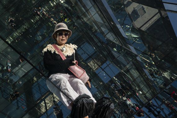 지난 21일(현지시간) 뉴욕 맨해튼 42번가에서 '원 밴더빌트 써밋' 전망대가 개장해 한 방문객이 바닥에 비친 자신의 모습을 내려보고 있다. 뉴시스