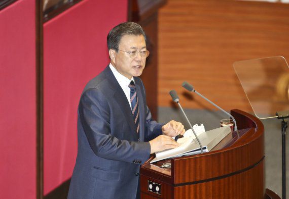 (서울=뉴스1) 오대일 기자 = 문재인 대통령이 25일 국회 본회의장에서 2022년도 예산안 시정연설을 하고 있다. 문 대통령은 이 자리에서 /사진=뉴스1화상