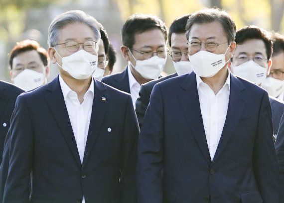 [세종=뉴시스] 김진아 기자 = 문재인 대통령이 지난 14일 오후 세종시 정부세종컨벤션센터에서 열린 '균형발전 성과와 초광역협력 지원전략 보고'행사를 마친 후 더불어민주당 대선후보인 이재명(왼쪽) 경기도지사를 비롯한 참석자들과 기념촬영장으로 이동하고 있다. 2021.10.14. bluesoda@newsis.com /사진=뉴시스