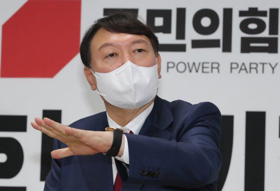 윤석열 국민의힘 대선 경선 후보가 25일 국민의힘 대전시당에서 열린 기자간담회에서 질문에 답하고 있다. 2021.10.25/뉴스1 © News1 김기태 기자 /사진=뉴스1