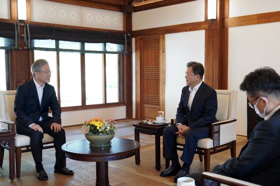 [서울=뉴시스] 김진아 기자 = 문재인 대통령이 26일 청와대 상춘재에서 열린 더불어민주당 제20대 대통령 후보 초청 차담에서 이재명 더불어민주당 후보와 차담을 하고 있다. 2021.10.26. bluesoda@newsis.com <저작권자ⓒ 공감언론 뉴시스통신사. 무단전재-재배포 금지.> /사진=뉴시스화상