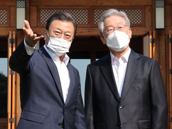 문재인 대통령이 26일 청와대 상춘재에서 더불어민주당 이재명 대통령 후보와 차담에 앞서 기념촬영을 하고 있다. 2021.10.26. 뉴시스.