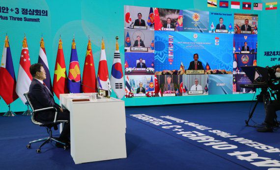 [서울=뉴시스] 김진아 기자 = 문재인 대통령이 27일 청와대 충무실에서 열린 아세안+3 화상 정상회의에서 기념촬영을 하고 있다. 2021.10.27. bluesoda@newsis.com <저작권자ⓒ 공감언론 뉴시스통신사. 무단전재-재배포 금지.> /사진=뉴시스화상