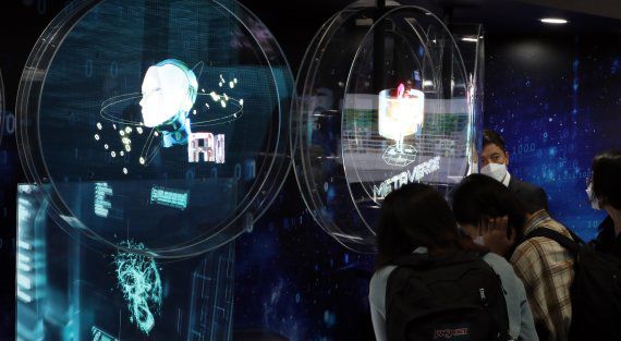 27일 오전 서울 강남구 코엑스에서 열린 제23회 반도체대전(SEDEX 2021)에서 관람객들이 전시물을 살펴보고 있다. / 사진=뉴시스