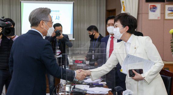 이재명 더불어민주당 대선후보가 지난 20일 경기도 수원시 팔달구 경기도청에서 열린 국회 국토교통위원회의 경기도청에 대한 국정감사에서 오전 질의를 마친 뒤 김은혜 국민의힘 의원과 인사 나누고 있다. 사진=뉴스1화상