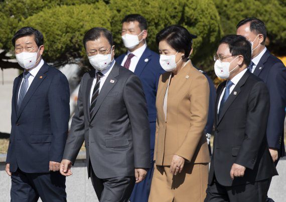 (성남=뉴스1) 이광호 기자 = 문재인 대통령과 부인 김정숙 여사가 이탈리아 로마에서 열리는 G20정상회의 참석 등 7박 9일의 유럽 순방을 위해 28일 서울공항을 통해 출국하고 있다. 2021.10.28/뉴스1 /사진=뉴스1화상