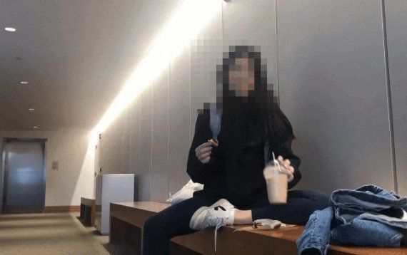 친구의 브이로그에 포착된 삼성 이재용 부회장의 딸. 이 부회장의 딸이 입은 후드티는 챔피온 제품이며 신발은 베자 제품으로 일반인들이 입는 의상과 다르지 않다. /사진=뉴스1