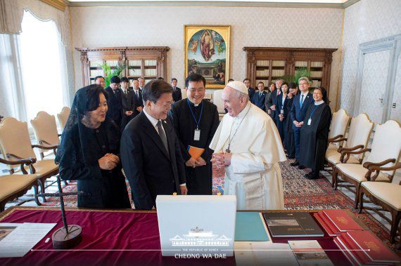 (서울=뉴스1) = 문재인 대통령이 29일 프란치스코 교황과 단독 면담 후 선물을 주고 받고 있다. 문 대통령은 DMZ 철조망을 녹여 만든 십자가를, 프란치스코 교황은 교황청 공방에서 제작한 기념패와 기도문이 담긴 책자를 선물했다. (청와대 페이스북) 2021.10.30/뉴스1 /사진=뉴스1화상