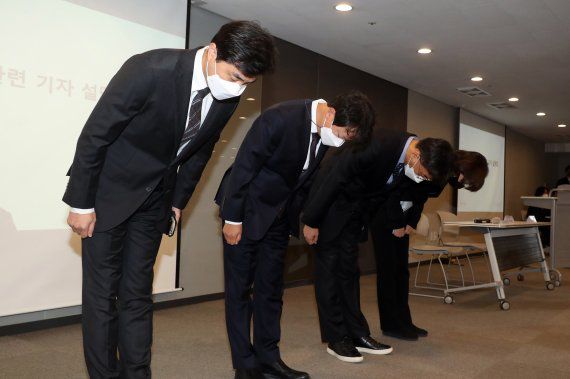 서창석 KT 네트워크 혁신TF장과 임원진들이 1일 오전 서울 종로구 KT 광화문 West사옥 대회의실에서 인터넷 장애 관련 '재발방지대책 및 보상안' 발표에 앞서 인사를 하고 있다. 왼쪽부터 박효일 고객경험혁신본부 상무, 박현진 전무, 서 TF장, 권혜진 네트워크전략 담당 상무 뉴시스