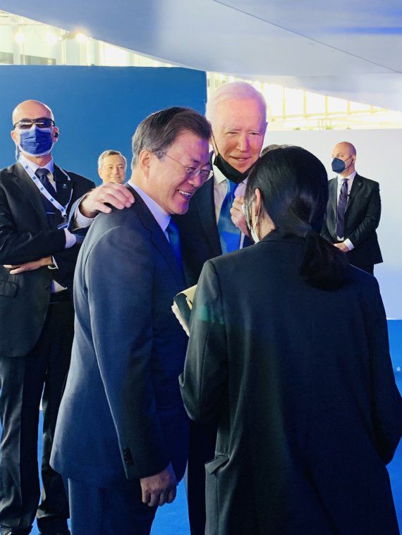 문재인 대통령이 10월 30일(현지시간) 이탈리아 로마 누볼라 컨벤션에서 열린 G20 공식 환영식에 도착해 조 바이든 미국 대통령과 대화하고 있다. /사진=뉴시스