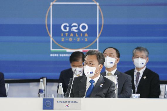 [로마=뉴시스] 김진아 기자 = 문재인 대통령이 30일(현지시간) 이탈리아 로마 누볼라 컨벤션에서 열린 G20 '국제경제 및 보건' 세션에 참석하고 있다. 2021.10.30 bluesoda@newsis.com /사진=뉴시스