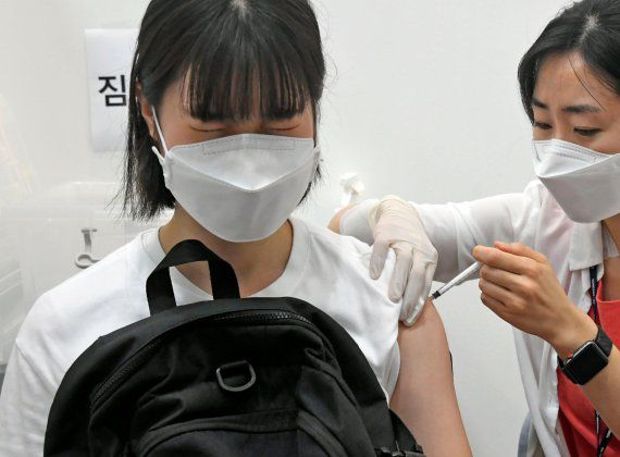 고등학교 3학년생·교직원 화이자 백신 1차 접종이 시작된 지난 19일 서울 용산구청에 마련된 코로나19 백신 예방접종센터에서 보성여고 학생이 백신을 맞고 있다. 사진=박범준 기자