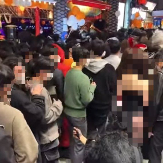 서울 용산경찰서가 서울 용산구 이태원에서 할러윈 데이 기간 한 남성이 여성을 불법촬영했다는 의혹과 관련 고소장을 접수해 수사에 착수했다. 유튜브와 온라인 커뮤니티 등에는 핼러윈 데이 기간 이태원에서 고릴라 분장을 한 남성이 바니걸 분장을 한 여성의 뒷모습 촬영하는 듯한 영상이 올라와 논란이 됐다. /사진=뉴시스