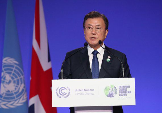 [글래스고=뉴시스] 김진아 기자 = 문재인 대통령이 1일(현지시간) 영국 글래스고 SEC에서 열린 제26차 유엔 기후변화협약 당사국총회(COP26)에서 연설을 하고 있다. 2021.11.02. bluesoda@newsis.com /사진=뉴시스